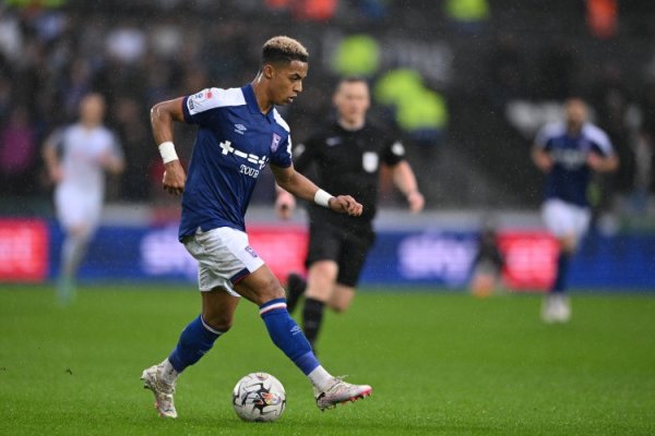 TA: Brentford tiếp cận Hutchinson với Yi Town, nhưng miễn cưỡng trả 35 triệu bảng để chấm dứt hợp đồ