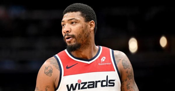 ESPN đã giới thiệu Smart với Lakers 77, và giá thực hiện hợp đồng của James là được ném miễn phí